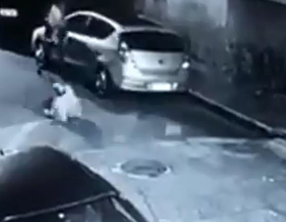 نهاية مأساوية للص حاول السطو على شرطية حسناء في الظلام! فيديو صورة رقم 4 نهاية مأساوية للص حاول السطو على شرطية حسناء في الظلام! فيديو صورة رقم 4