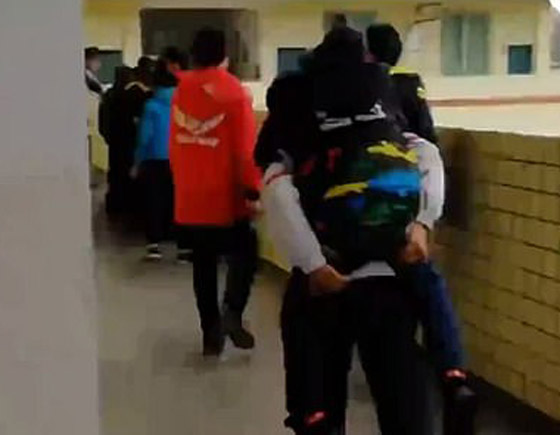 فيديو مؤثر: طالب يحمل صديقه على ظهره يوميا للمدرسة! ما السبب؟ صورة رقم 4