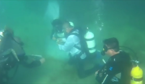 بالفيديو: حفل زفاف غريب تحت الماء صورة رقم 5