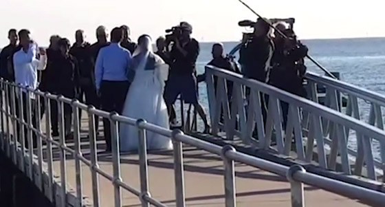 بالفيديو: حفل زفاف غريب تحت الماء صورة رقم 2