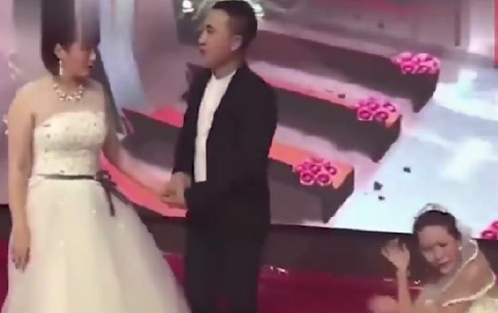 عروس ثانية تقتحم الزفاف والعريس في موقف لا يحسد عليه.. فيديو صورة رقم 2