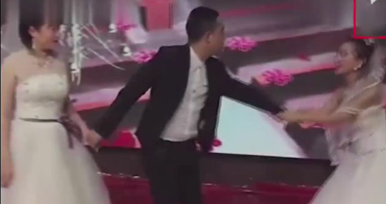 عروس ثانية تقتحم الزفاف والعريس في موقف لا يحسد عليه.. فيديو صورة رقم 1