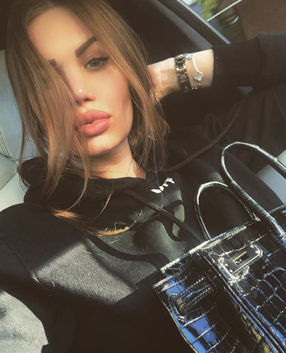 نجمة إنستغرام روسية تغطي سيارتها بمليوني بلورة كريستال! صور صورة رقم 13