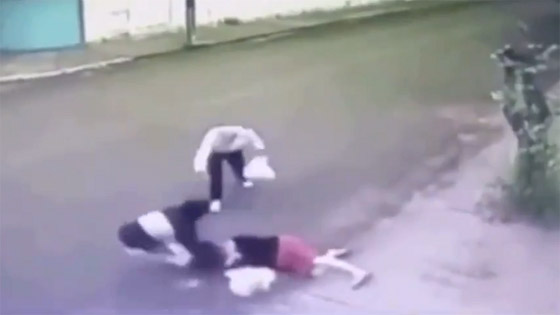 بالفيديو: عجوز شجاع ينقذ امرأة من عصابة لصوص صورة رقم 1 بالفيديو: عجوز شجاع ينقذ امرأة من عصابة لصوص صورة رقم 1