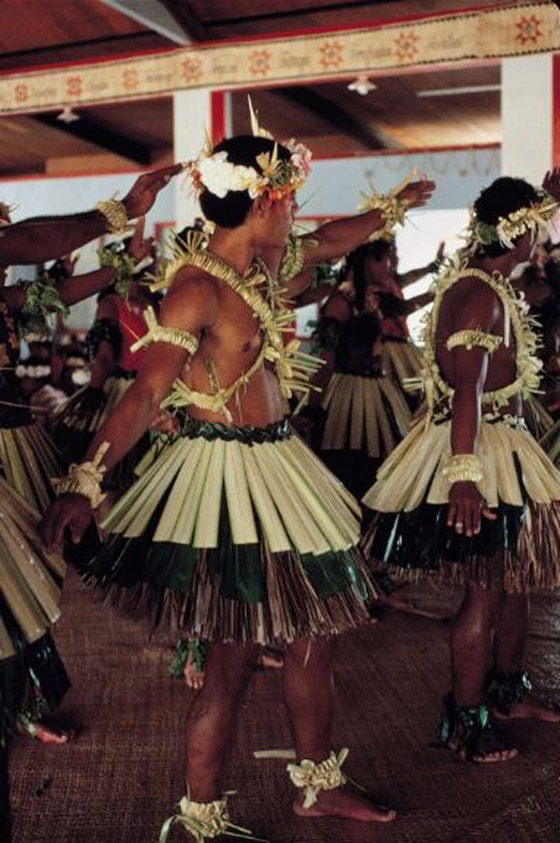   أغرب وأطرف عادات التحية في العالم: تقبيل الأنف، اخراج اللسان وشمّ الخد! صورة رقم 5