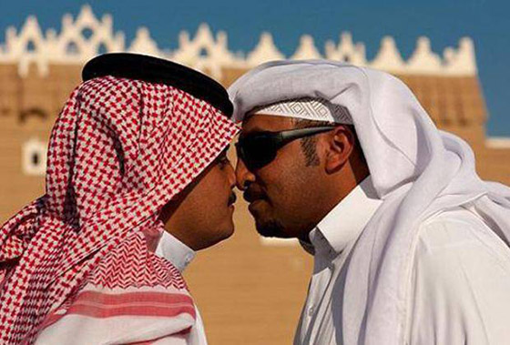   أغرب وأطرف عادات التحية في العالم: تقبيل الأنف، اخراج اللسان وشمّ الخد! صورة رقم 6