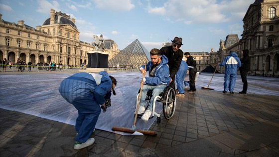 خدعة بصرية فنية بمناسبة مرور 30 عاما على بناء هرم اللوفر! صور صورة رقم 4