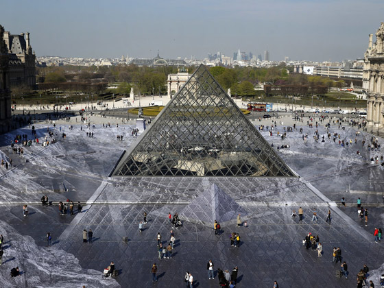 خدعة بصرية فنية بمناسبة مرور 30 عاما على بناء هرم اللوفر! صور صورة رقم 14