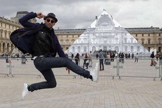 خدعة بصرية فنية بمناسبة مرور 30 عاما على بناء هرم اللوفر! صور صورة رقم 15