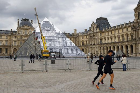 خدعة بصرية فنية بمناسبة مرور 30 عاما على بناء هرم اللوفر! صور صورة رقم 16