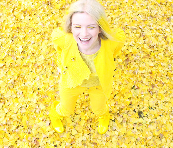 السيدة الصفراء: سيدة لا تعشق سوى اللون الأصفر وتعيش به! فيديو وصور صورة رقم 9
