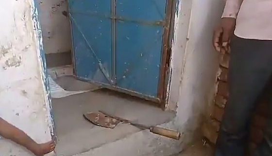 بالفيديو والصور: هندي يقطع إصبعه بعد أن صوّت بالخطأ لحزب منافس صورة رقم 2 بالفيديو والصور: هندي يقطع إصبعه بعد أن صوّت بالخطأ لحزب منافس صورة رقم 2