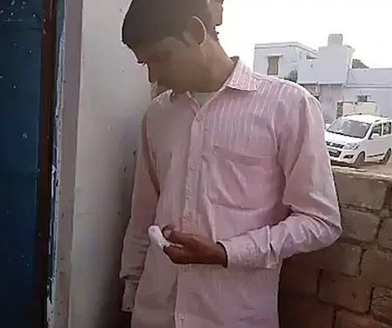 بالفيديو والصور: هندي يقطع إصبعه بعد أن صوّت بالخطأ لحزب منافس صورة رقم 3 بالفيديو والصور: هندي يقطع إصبعه بعد أن صوّت بالخطأ لحزب منافس صورة رقم 3
