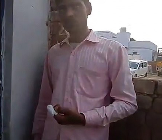 بالفيديو والصور: هندي يقطع إصبعه بعد أن صوّت بالخطأ لحزب منافس صورة رقم 4 بالفيديو والصور: هندي يقطع إصبعه بعد أن صوّت بالخطأ لحزب منافس صورة رقم 4