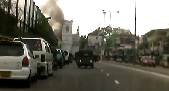 بالفيديو: لحظة الانفجار المروع لكنيسة في سريلانكا صورة رقم 1 بالفيديو: لحظة الانفجار المروع لكنيسة في سريلانكا صورة رقم 1