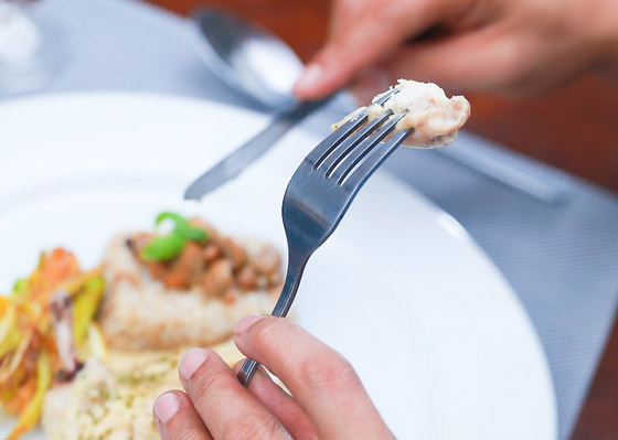 تعرفوا إلى أغرب 10 قواعد وعادات طعام في بعض دول العالم صورة رقم 1 تعرفوا إلى أغرب 10 قواعد وعادات طعام في بعض دول العالم صورة رقم 1