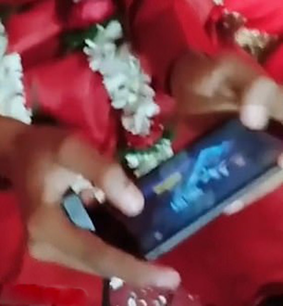عريس يلعب على هاتفه خلال حفل زفافه غير مبال بعروسه والضيوف! صورة رقم 2