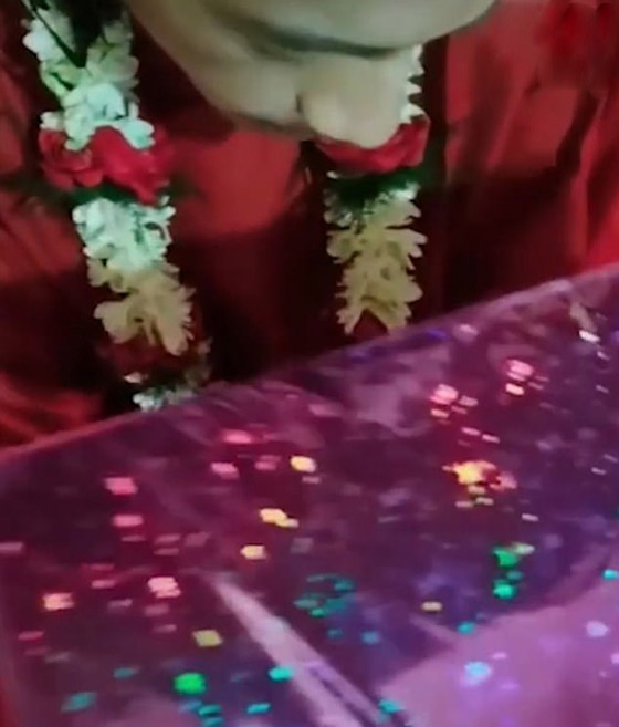 عريس يلعب على هاتفه خلال حفل زفافه غير مبال بعروسه والضيوف! صورة رقم 4