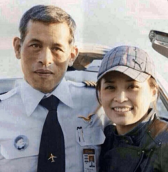 ملك تايلاند يُجرّد زوجته من كل ألقابها بسبب عدم الولاء! صورة رقم 20 ملك تايلاند يُجرّد زوجته من كل ألقابها بسبب عدم الولاء! صورة رقم 20