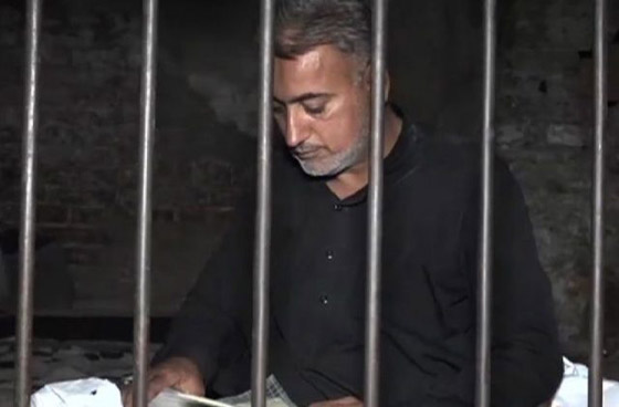 اعتقال طبيب باكستاني تعمد حقن 65 طفلا بفيروس الايدز! صورة رقم 3 اعتقال طبيب باكستاني تعمد حقن 65 طفلا بفيروس الايدز! صورة رقم 3