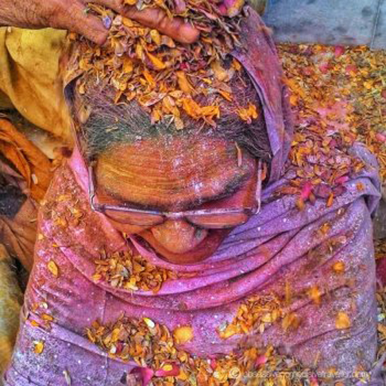 فيديو وصور: آلاف الهنود يلونون أجسادهم احتفالا بمهرجان هولي صورة رقم 18