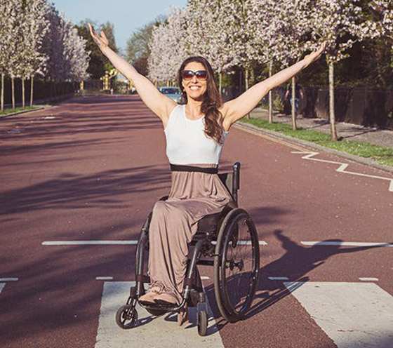 صورة رقم 1 - برازيلية مقعدة تتحدى إعاقتها وتطلق أول علامة تجارية لصاحبات الهمم صورة رقم 1 - برازيلية مقعدة تتحدى إعاقتها وتطلق أول علامة تجارية لصاحبات الهمم