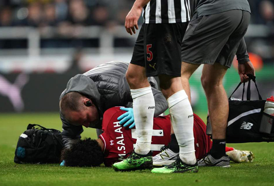 صورة رقم 2 - بعد اصابته بارتجاج في الرأس الجمهور قلق على محمد صلاح! هل سيتابع اللعب؟ صورة رقم 2 - بعد اصابته بارتجاج في الرأس الجمهور قلق على محمد صلاح! هل سيتابع اللعب؟