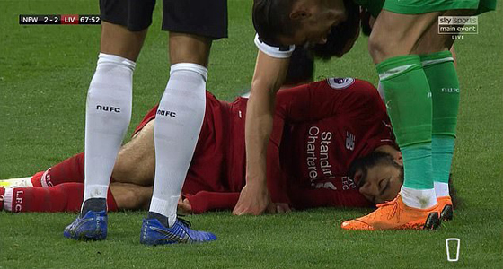 صورة رقم 1 - بعد اصابته بارتجاج في الرأس الجمهور قلق على محمد صلاح! هل سيتابع اللعب؟ صورة رقم 1 - بعد اصابته بارتجاج في الرأس الجمهور قلق على محمد صلاح! هل سيتابع اللعب؟