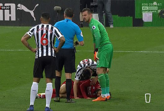 صورة رقم 7 - بعد اصابته بارتجاج في الرأس الجمهور قلق على محمد صلاح! هل سيتابع اللعب؟ صورة رقم 7 - بعد اصابته بارتجاج في الرأس الجمهور قلق على محمد صلاح! هل سيتابع اللعب؟