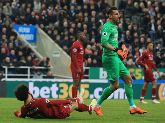 صورة رقم 11 - بعد اصابته بارتجاج في الرأس الجمهور قلق على محمد صلاح! هل سيتابع اللعب؟ صورة رقم 11 - بعد اصابته بارتجاج في الرأس الجمهور قلق على محمد صلاح! هل سيتابع اللعب؟