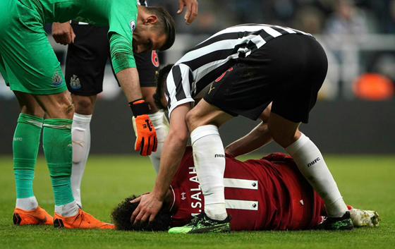 صورة رقم 12 - بعد اصابته بارتجاج في الرأس الجمهور قلق على محمد صلاح! هل سيتابع اللعب؟ صورة رقم 12 - بعد اصابته بارتجاج في الرأس الجمهور قلق على محمد صلاح! هل سيتابع اللعب؟