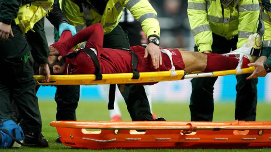 صورة رقم 14 - بعد اصابته بارتجاج في الرأس الجمهور قلق على محمد صلاح! هل سيتابع اللعب؟ صورة رقم 14 - بعد اصابته بارتجاج في الرأس الجمهور قلق على محمد صلاح! هل سيتابع اللعب؟