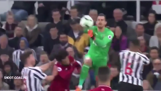 صورة رقم 3 - بعد اصابته بارتجاج في الرأس الجمهور قلق على محمد صلاح! هل سيتابع اللعب؟ صورة رقم 3 - بعد اصابته بارتجاج في الرأس الجمهور قلق على محمد صلاح! هل سيتابع اللعب؟