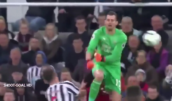 صورة رقم 4 - بعد اصابته بارتجاج في الرأس الجمهور قلق على محمد صلاح! هل سيتابع اللعب؟ صورة رقم 4 - بعد اصابته بارتجاج في الرأس الجمهور قلق على محمد صلاح! هل سيتابع اللعب؟