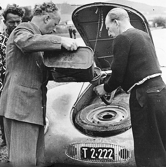 أغلى سيارة بورشه هي من طراز 1939 وصنع منها 3 فقط! فيديو صورة رقم 10