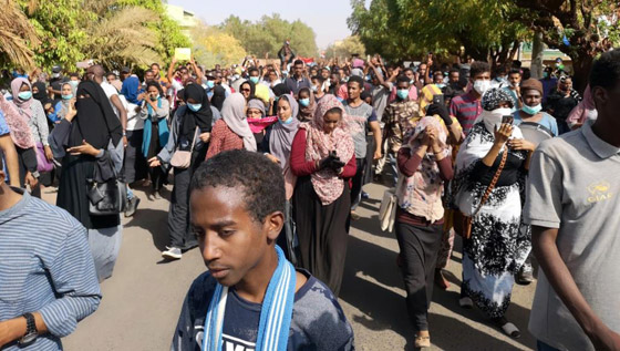 انتهكوا حرمات النساء.. الكشف عن اوامر مخيفة من نظام البشير للضباط ضد المتظاهرين صورة رقم 1