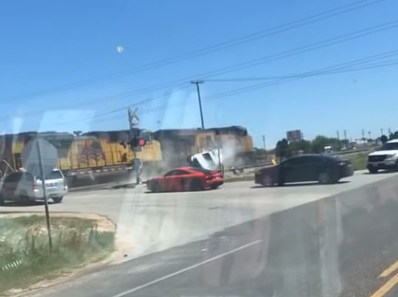 فيديو صادم: قطار يسحق سيارة شرطة تجاوزت الإشارة الحمراء صورة رقم 3 فيديو صادم: قطار يسحق سيارة شرطة تجاوزت الإشارة الحمراء صورة رقم 3