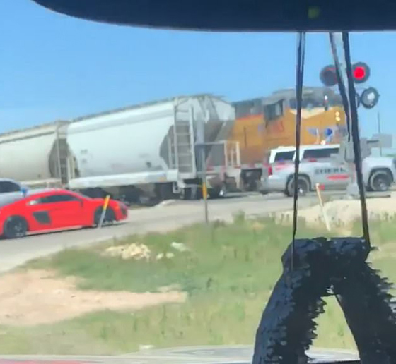 فيديو صادم: قطار يسحق سيارة شرطة تجاوزت الإشارة الحمراء صورة رقم 1 فيديو صادم: قطار يسحق سيارة شرطة تجاوزت الإشارة الحمراء صورة رقم 1