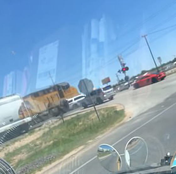 فيديو صادم: قطار يسحق سيارة شرطة تجاوزت الإشارة الحمراء صورة رقم 4 فيديو صادم: قطار يسحق سيارة شرطة تجاوزت الإشارة الحمراء صورة رقم 4