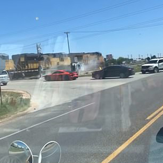 فيديو صادم: قطار يسحق سيارة شرطة تجاوزت الإشارة الحمراء صورة رقم 5 فيديو صادم: قطار يسحق سيارة شرطة تجاوزت الإشارة الحمراء صورة رقم 5