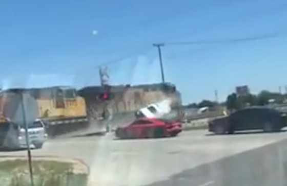 فيديو صادم: قطار يسحق سيارة شرطة تجاوزت الإشارة الحمراء صورة رقم 6 فيديو صادم: قطار يسحق سيارة شرطة تجاوزت الإشارة الحمراء صورة رقم 6