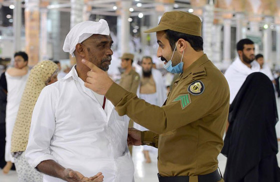 موقف إنساني لرجل أمن سعودي حمل مسن عجز عن صعود الدرج في الحرم صورة رقم 3 موقف إنساني لرجل أمن سعودي حمل مسن عجز عن صعود الدرج في الحرم صورة رقم 3