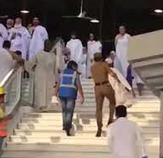 موقف إنساني لرجل أمن سعودي حمل مسن عجز عن صعود الدرج في الحرم صورة رقم 2 موقف إنساني لرجل أمن سعودي حمل مسن عجز عن صعود الدرج في الحرم صورة رقم 2