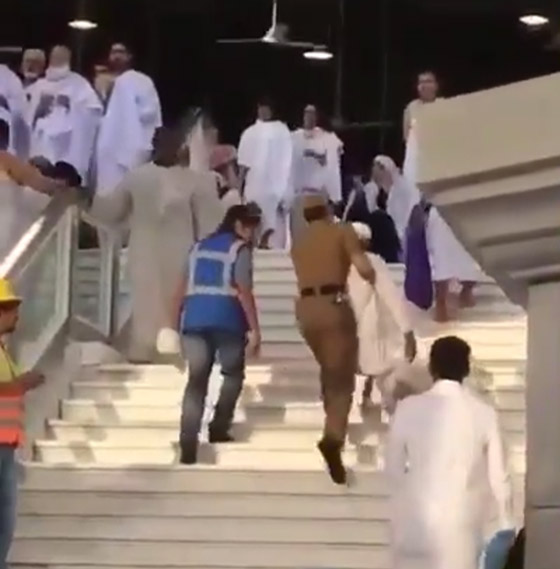 موقف إنساني لرجل أمن سعودي حمل مسن عجز عن صعود الدرج في الحرم صورة رقم 1 موقف إنساني لرجل أمن سعودي حمل مسن عجز عن صعود الدرج في الحرم صورة رقم 1