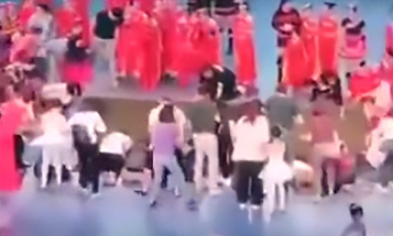 فيديو صادم: انهيار مسرح في الصين يوقع قتيلا وعشرات الجرحى صورة رقم 10