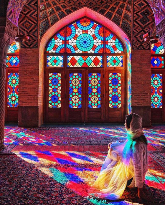 مصور يوثق مساجد خلابة ومليئة بالسكينة.. في عالم يسوده 