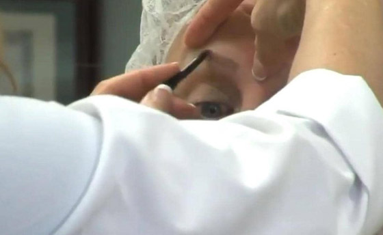 صور صادمة: سيدة خضعت لعملية تجميل لحاجبيها، فخرجت بأربعة حواجب صورة رقم 2