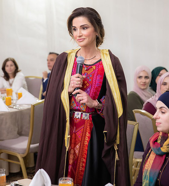 الصحف العالمية تشيد بالملكة رانيا العبدالله وكيف ردت على (كيف الورق)؟ صورة رقم 2 الصحف العالمية تشيد بالملكة رانيا العبدالله وكيف ردت على (كيف الورق)؟ صورة رقم 2