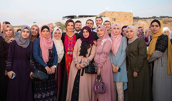 الصحف العالمية تشيد بالملكة رانيا العبدالله وكيف ردت على (كيف الورق)؟ صورة رقم 3 الصحف العالمية تشيد بالملكة رانيا العبدالله وكيف ردت على (كيف الورق)؟ صورة رقم 3