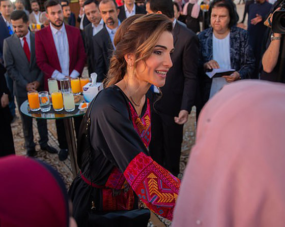 الصحف العالمية تشيد بالملكة رانيا العبدالله وكيف ردت على (كيف الورق)؟ صورة رقم 8 الصحف العالمية تشيد بالملكة رانيا العبدالله وكيف ردت على (كيف الورق)؟ صورة رقم 8